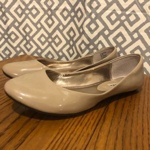 Steve Madden Nude Patent Flats. 8.5